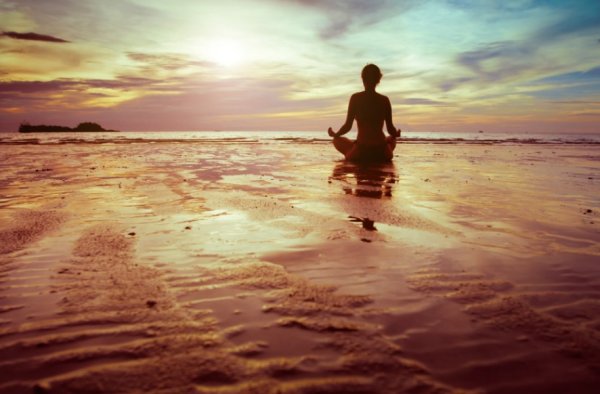 Йога на берегу моря