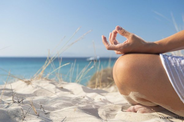 Йога на берегу моря