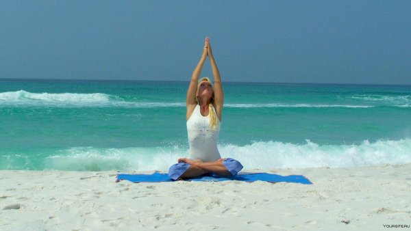 Девушка медитирует на море