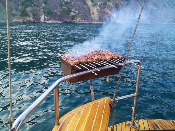 Шашлык на берегу моря