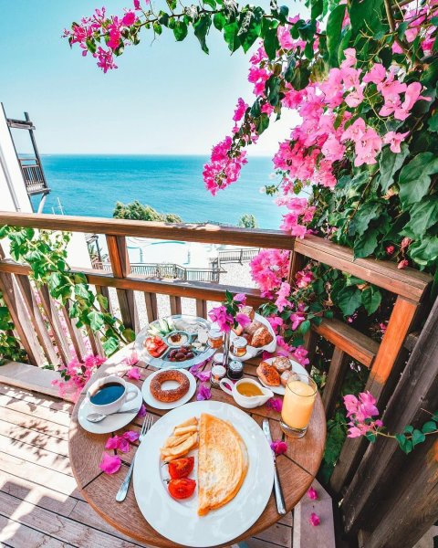 Столик на берегу моря