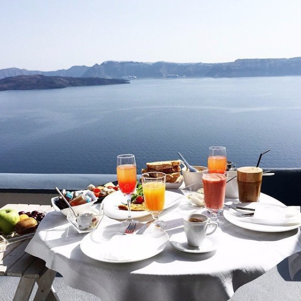 Завтрак на фоне моря