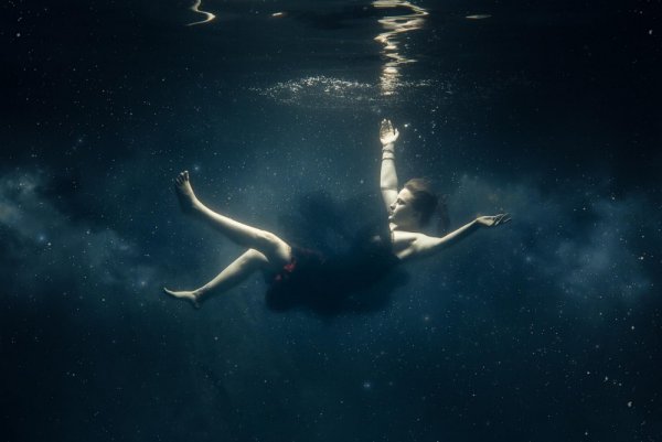 Девушка падает в море