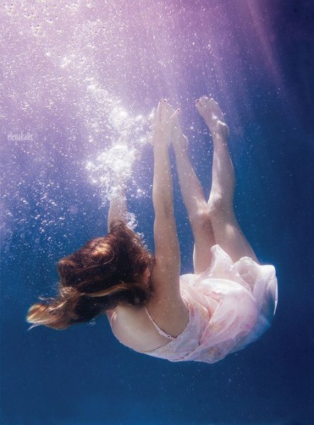 Девушка тонет в воде