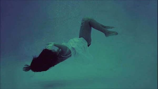 Девушка в море тонет