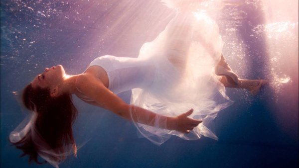 Девушка под водой
