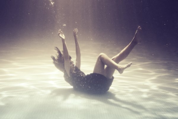 Тонет в воде