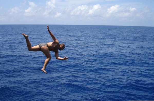 Девушка тонет в воде