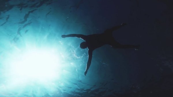 Прыжок с обрыва в море