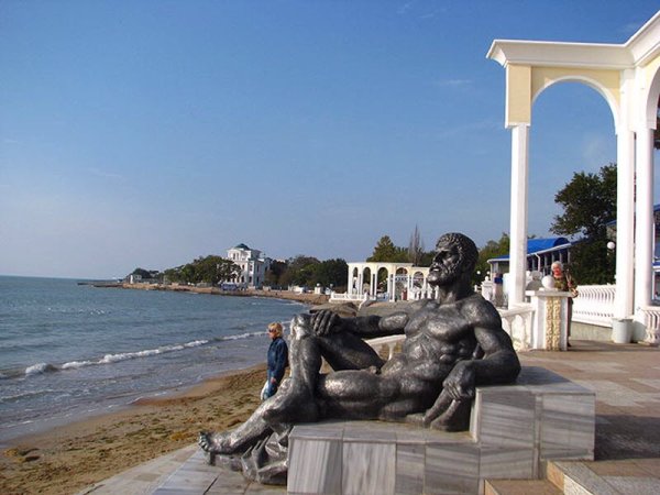 Памятник Гераклу в Евпатории