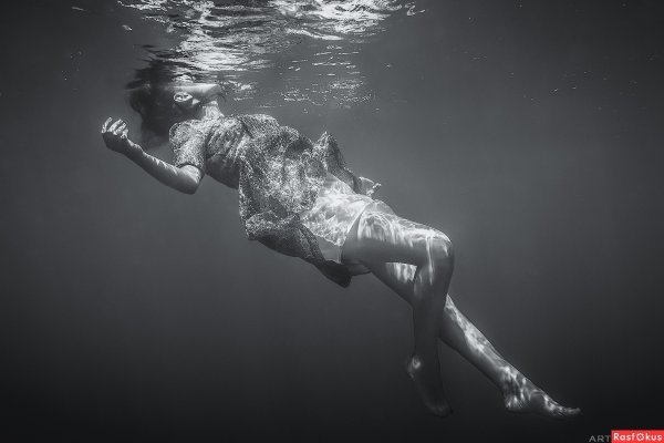 Девушка под водой