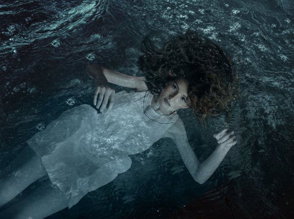 Девушка тонет в воде