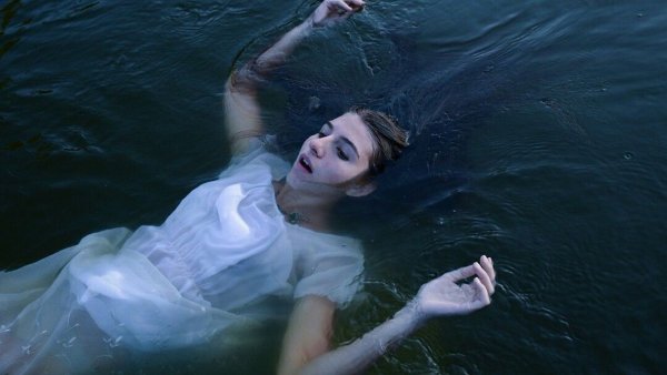 Женщина тонет в воде