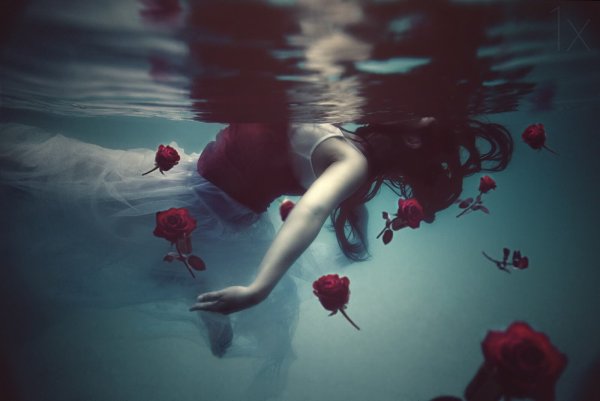 Девушка под водой тонет