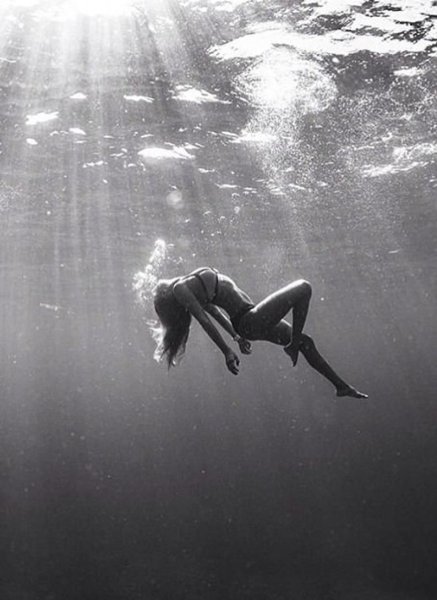 Девушка падает в воду