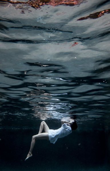 Девушка тонет в воде