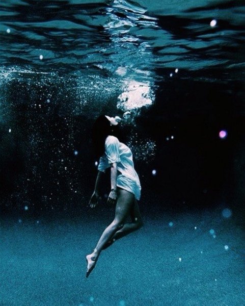 Девушка тонет в воде