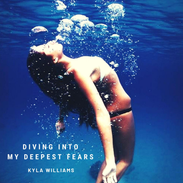 Девушка ныряет