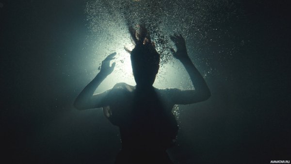 Девушка кричит под водой