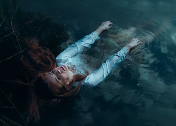 Девушка в воде