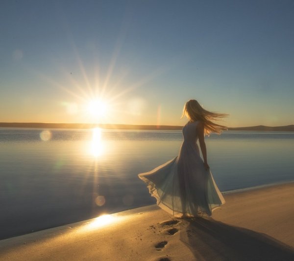 Лежит на пляже