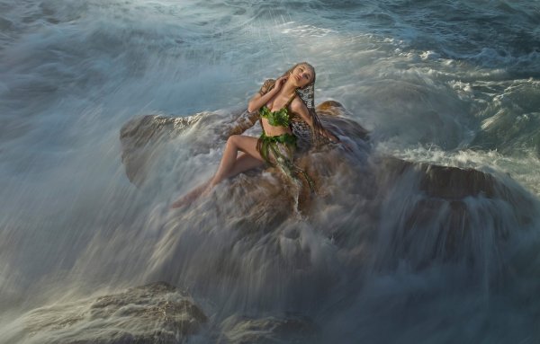 Девушка шторм