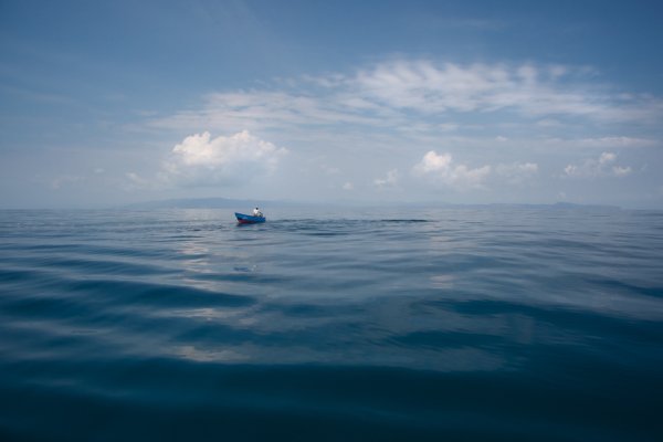 Одинокая лодка в океане