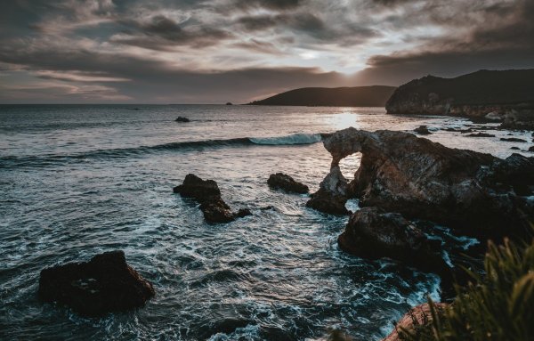 Ночное море со скалами