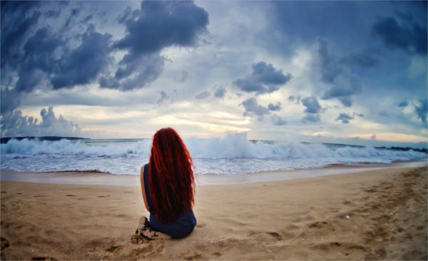 Рыжая на море