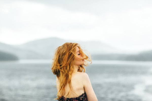 Рыжая девушка в платье со спины