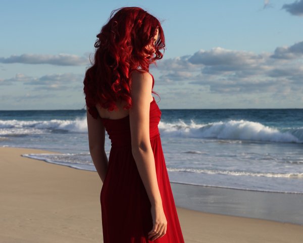 Девушка с красными волосами