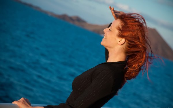 Рыжеволосая девушка на берегу