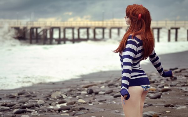 Девушка с красными волосами