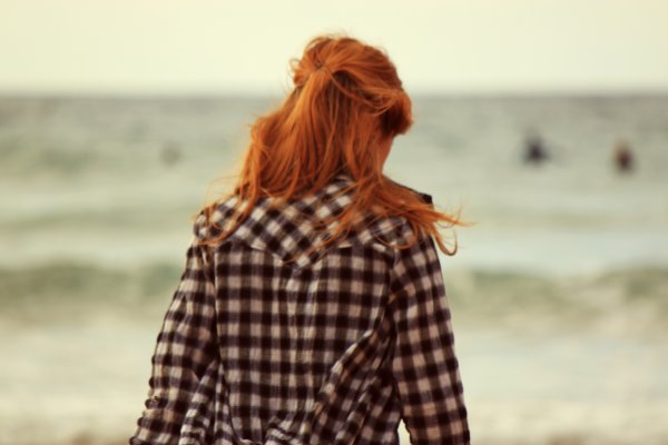 Рыжая на море