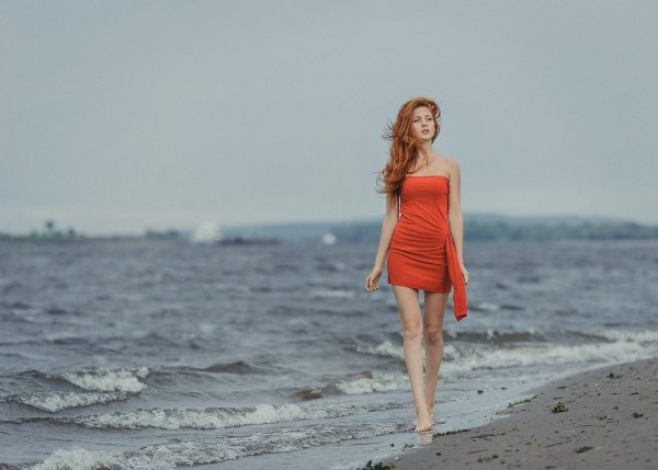 Рыжая девушка в платье со спины