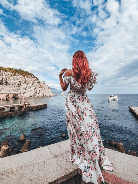 Рыжая девочка на море