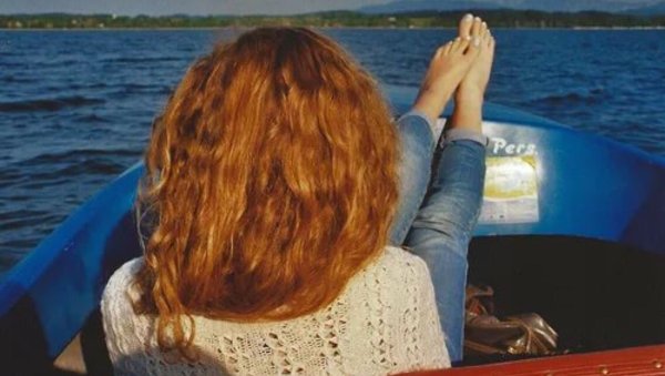 Рыжая девушка на берегу моря