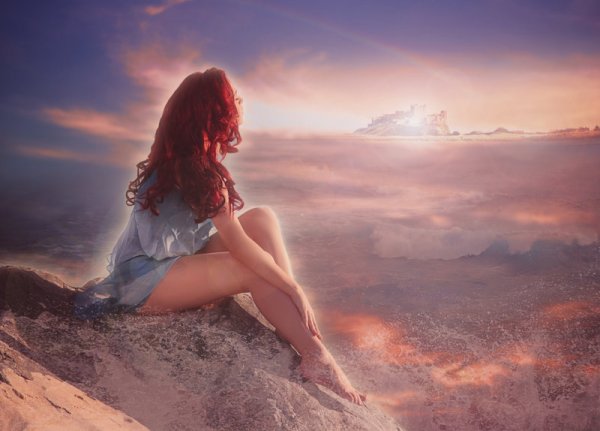 Девушка на закате у моря