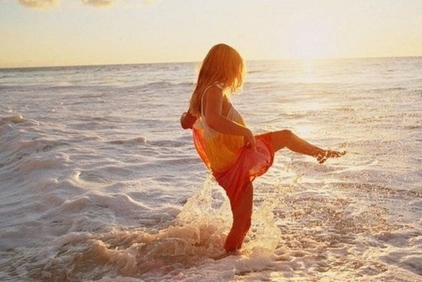 Рыжая девушка на море со спины