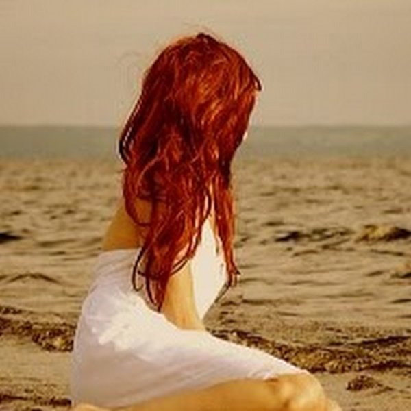 Девушка в платье на пляже