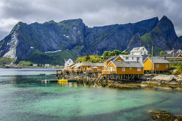 Лофотенские острова Норвегия желтый домик