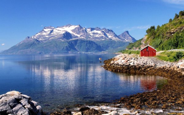 Норвегия дом у горного озера