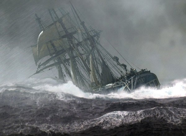 Корабль попал в шторм
