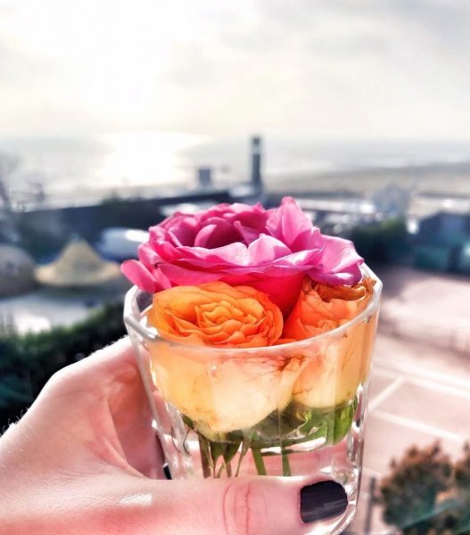 Столик у моря