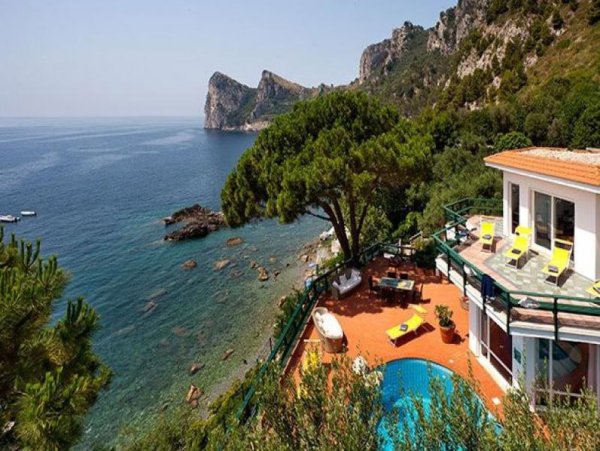 Вилла у моря Италия