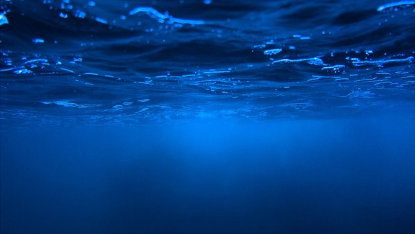 Волна на фоне неба