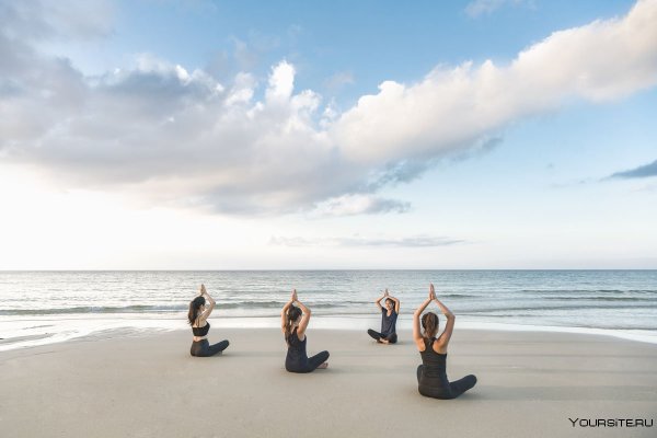 Женщины йога на пляже