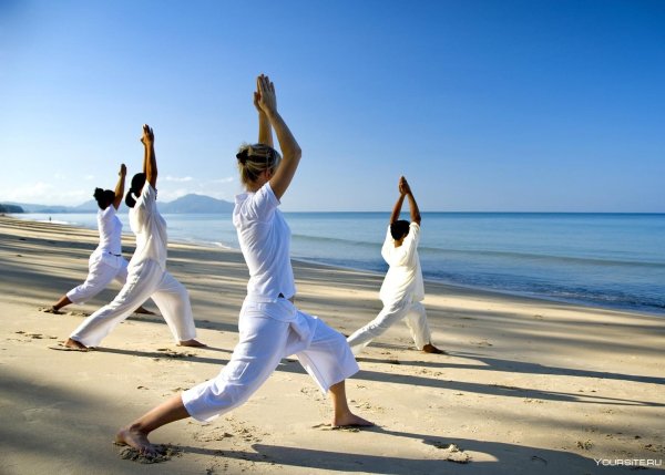 Йога возле океана