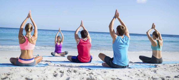 Йога на закате на пляже