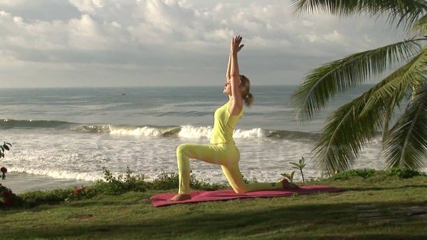 Занятия йогой на море